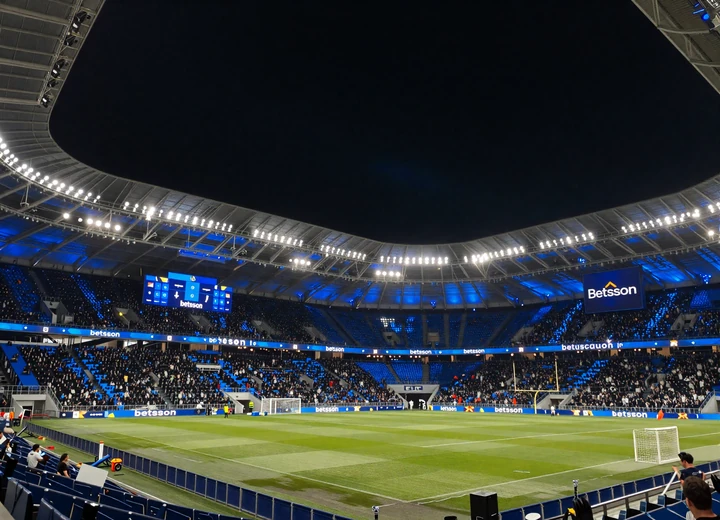 Beleuchtetes Fu&szlig;ballstadion bei Nacht mit blau-schwarzer Inter-Mailand-Atmosph&auml;re und Betsson-Branding